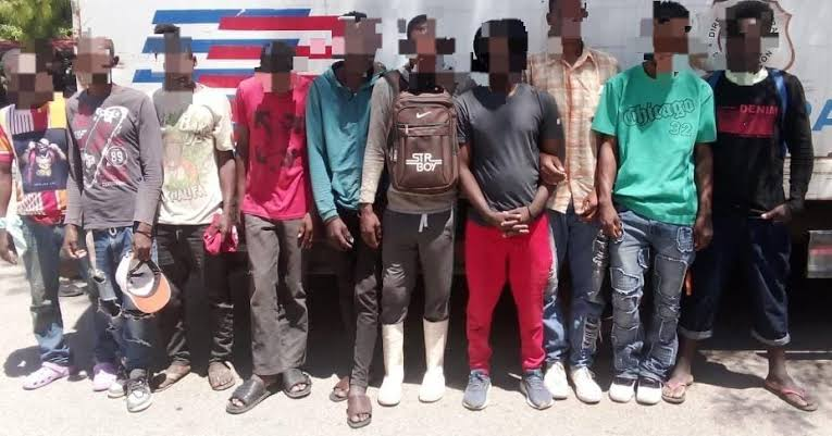 Extranjeros indocumentados detenidos por Inmigración durante un operativo, en el contexto de 1.460 detenciones y 1.345 deportaciones