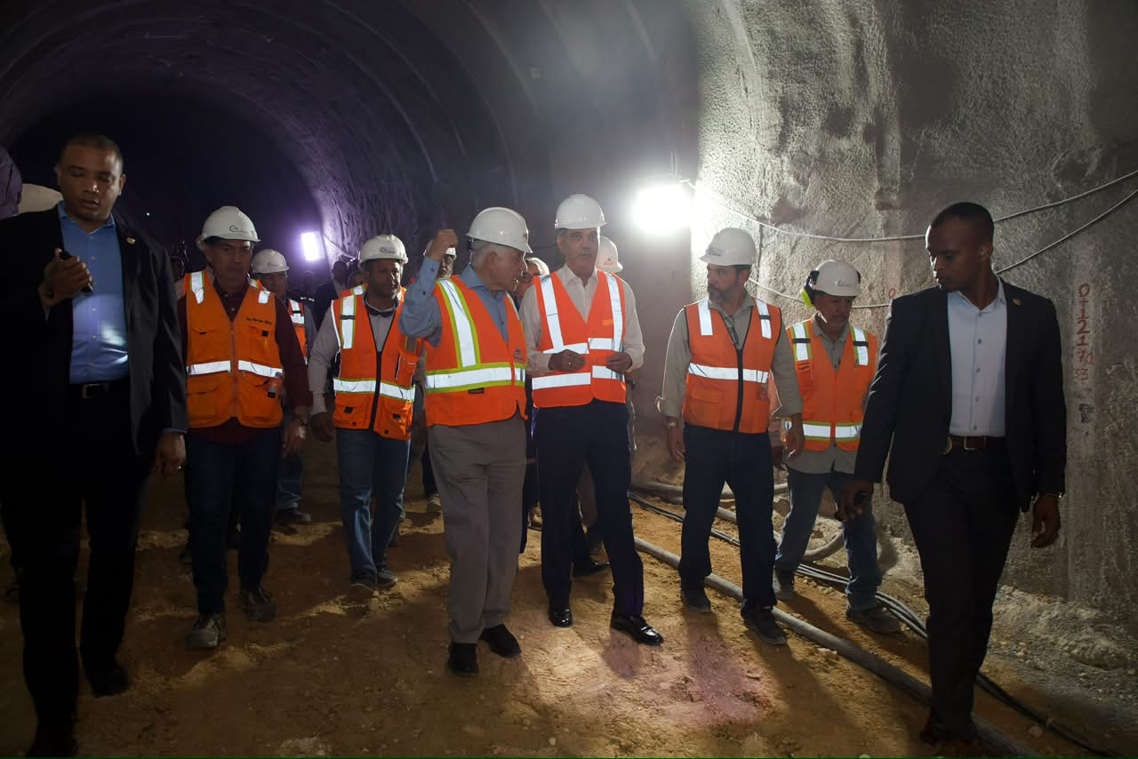 Abinader recorre túnel de tormentas en construcción en la avenida Luperón durante supervisión de obra