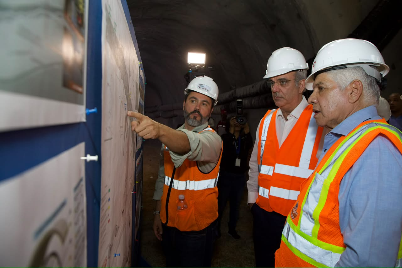 Abinader supervisa planos de túnel de lluvia en Avenida Luperón durante recorrido por obra