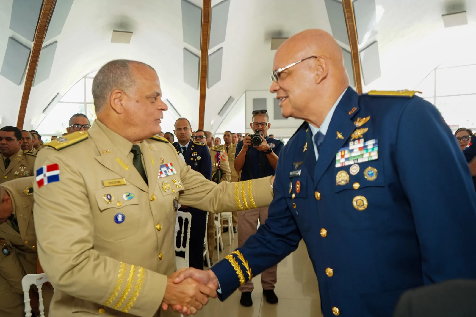 Enmanuel M. Souffront Tamayo saluda a un oficial durante acto de reconocimiento académico en la Universidad de la Defensa Nacional