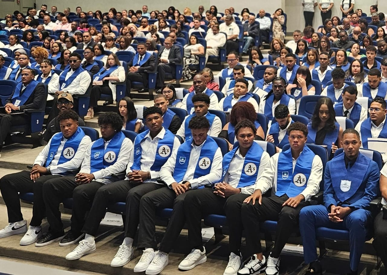 Licenciados y asistentes durante la ceremonia de graduación del 54 CENAPEC en un auditorio