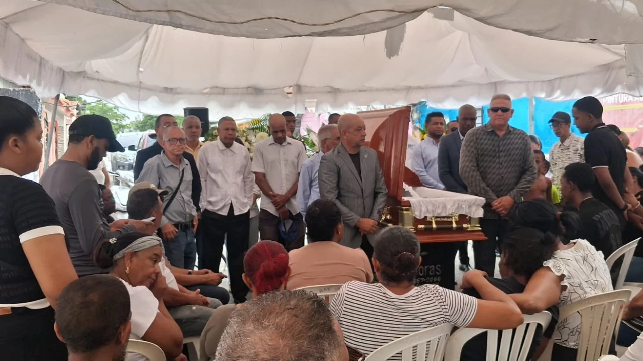 Velatorio del periodista Sonny Lara en Azua, con familiares, amigos y compañeros reunidos junto al féretro