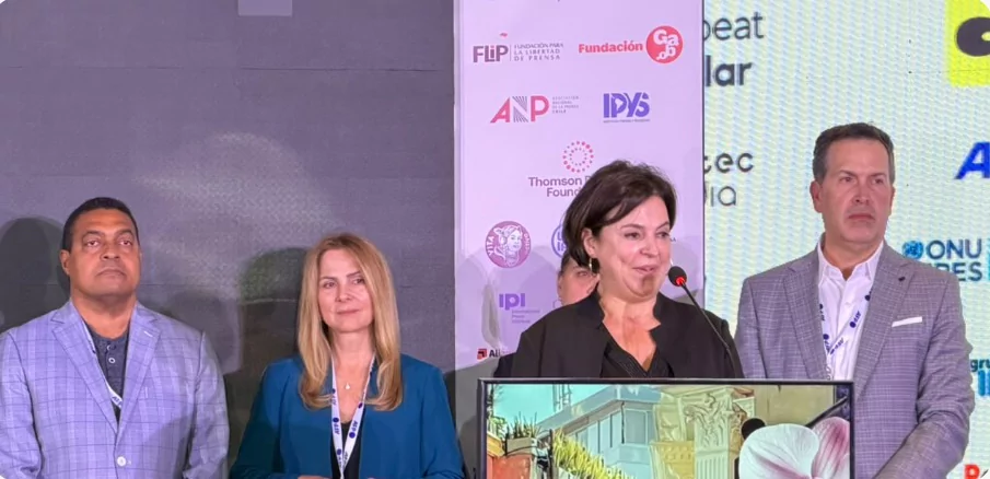Panelistas durante un evento sobre prensa y libertad de medios, con un orador hablando en el podio