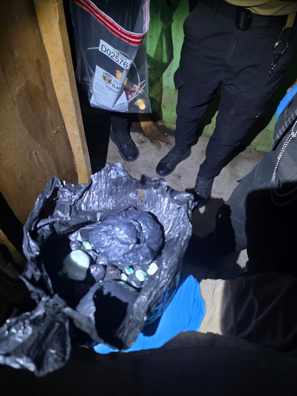 Agentes muestran bolsas con supuesta droga y pruebas durante operativo de la DNCD y el Ministerio Público en Constanza