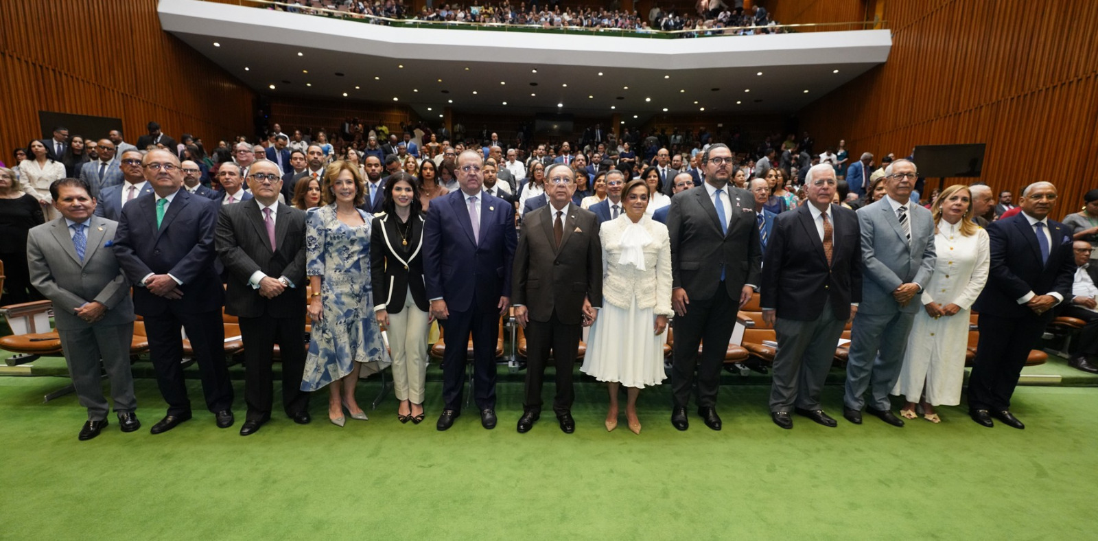 Autoridades y asistentes a la ceremonia del 79 aniversario del Banco Central de la República Dominicana en un auditorio