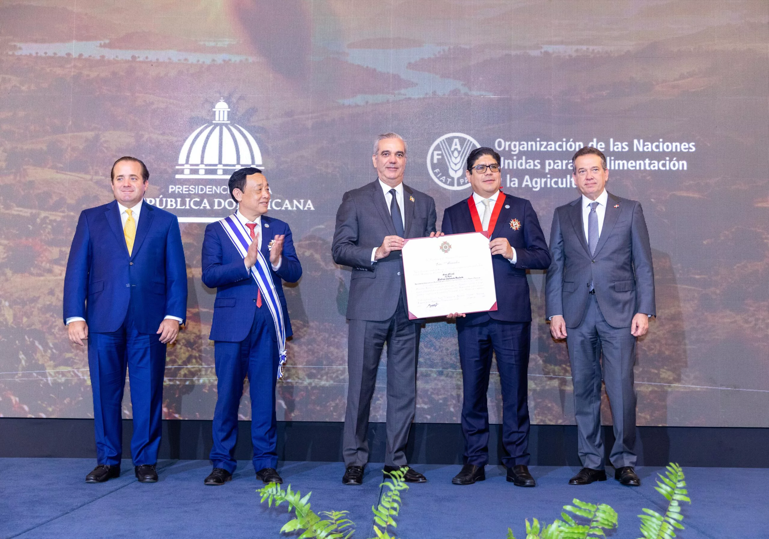 Acto oficial ante autoridades dominicanas y la FAO en reconocimiento vinculado a la seguridad alimentaria en República Dominicana.