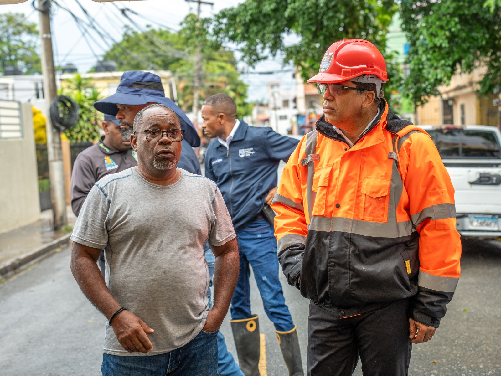 Personal de la Alcaldía de Santo Domingo Este conversa con un poblador durante operativo preventivo por lluvias