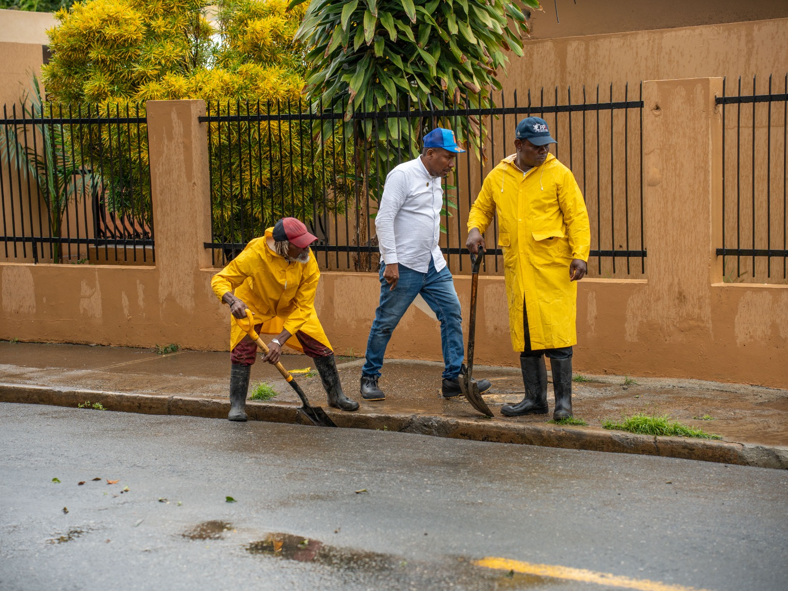 Brigadas limpian desagües en una calle de Santo Domingo Este para evitar inundaciones tras las lluvias