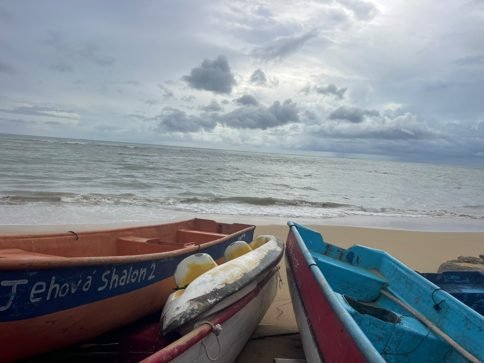 Barcos pesqueros a la orilla de una playa de Las Terrenas, en Samaná, donde evalúan construir un muelle pesquero y turístico.