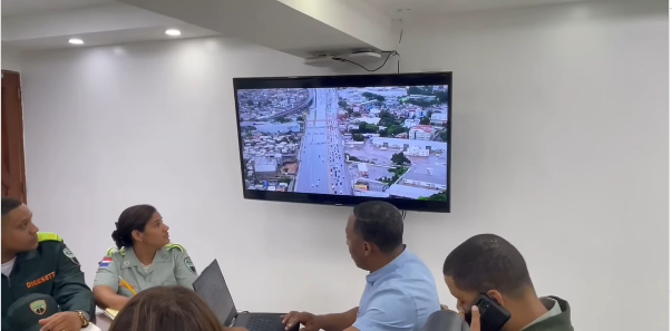 Personal de DIGESETT monitorea el tránsito en tiempo real desde una sala de control para coordinar la seguridad vial