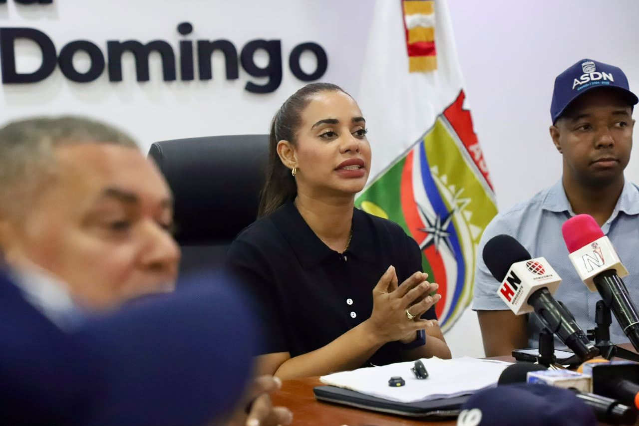 Portavoz de la Alcaldía de Santo Domingo Norte habla en conferencia de prensa sobre la intervención del arroyo tras inundaciones