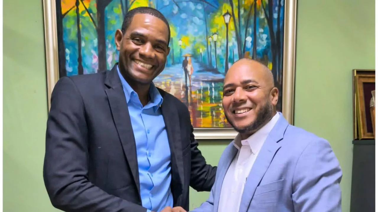 Representantes de CoopCandelaria y Educación Monte Plata durante convenio para impulsar la formación financiera de estudiantes