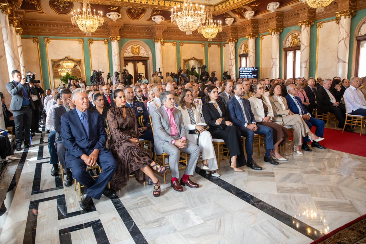 Asistentes al acto oficial donde Abinader condecoró a Roberto Álvarez con la Orden del Mérito
