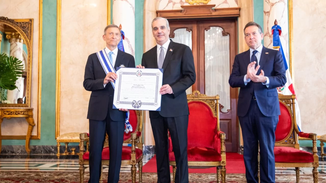 Luis Abinader reconoce a Roberto Álvarez con la Orden del Mérito en acto oficial en República Dominicana