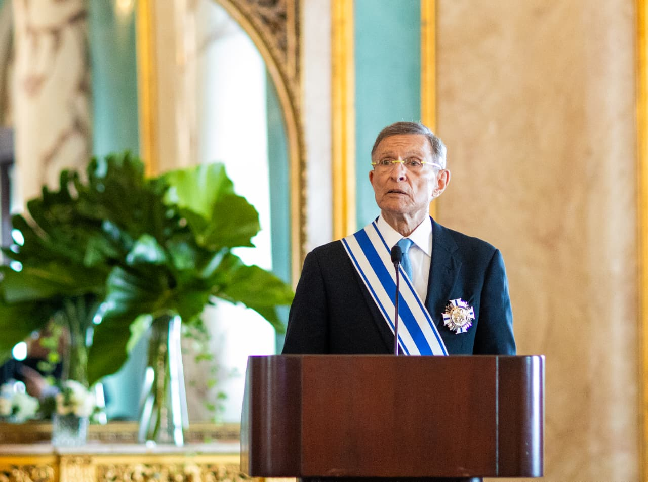 Roberto Álvarez con banda y medalla durante la entrega de premios a su trayectoria en la diplomacia dominicana