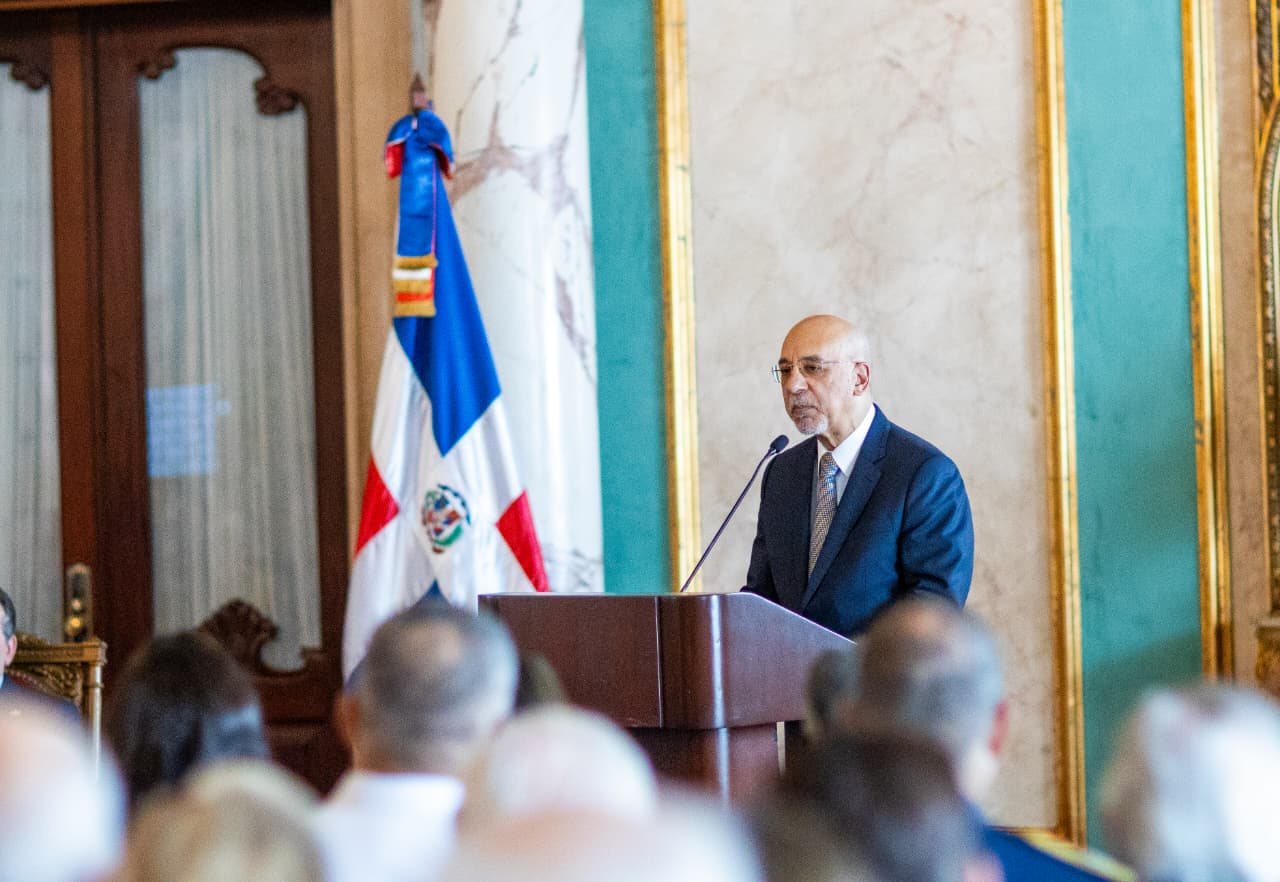 Roberto Álvarez habla en acto oficial junto a la bandera dominicana tras ser condecorado por Abinader