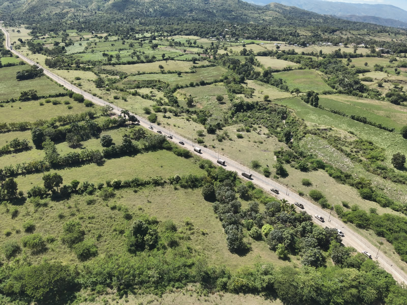 Vista aérea de un camino rural en la frontera sur durante inspección del Ejército dominicano