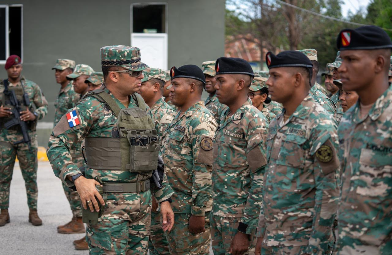 Comandante del Ejército dominicano inspecciona tropas durante gira de supervisión en la frontera sur