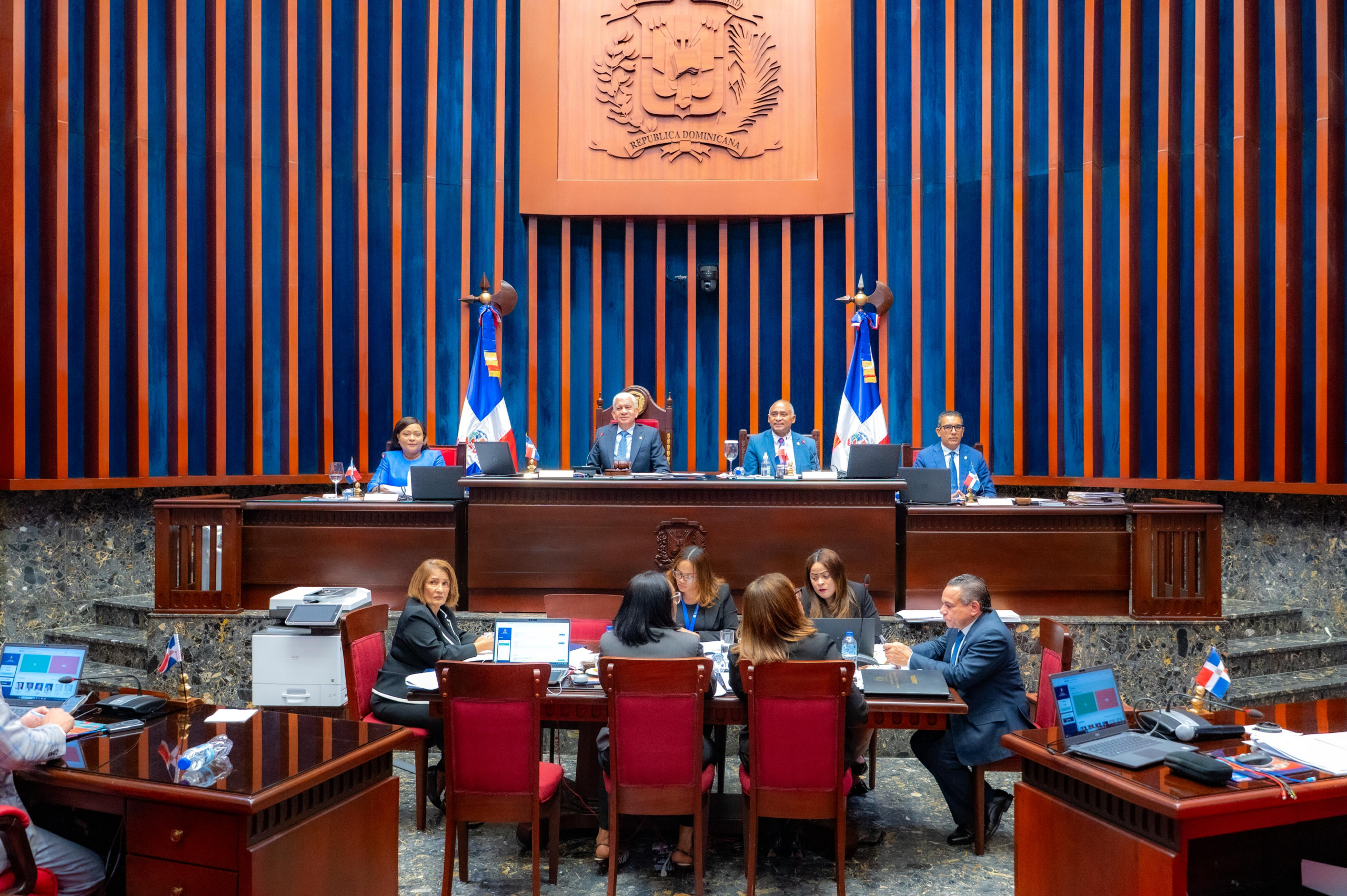 Senado aprueba resoluciones para mejorar hospitales, carreteras y seguridad