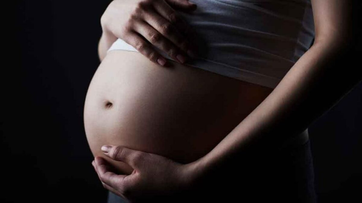 Vientre de una embarazada, en una nota sobre embarazos adolescentes y prevención de uniones tempranas en Ozama
