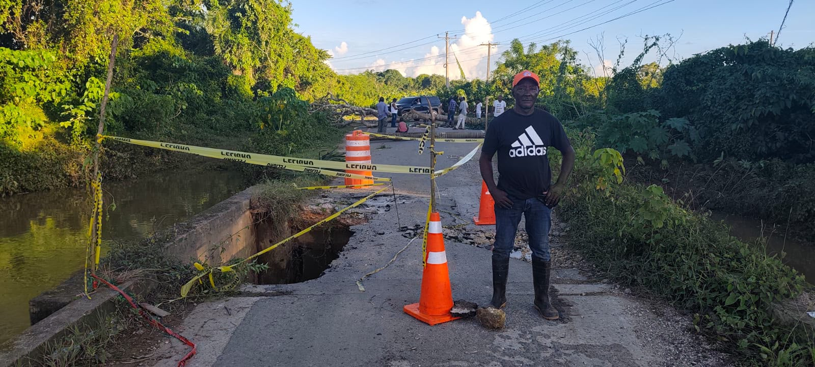 Puente con socavón y cinta de precaución en Monte Plata, tras lluvias que mantienen vías cerradas