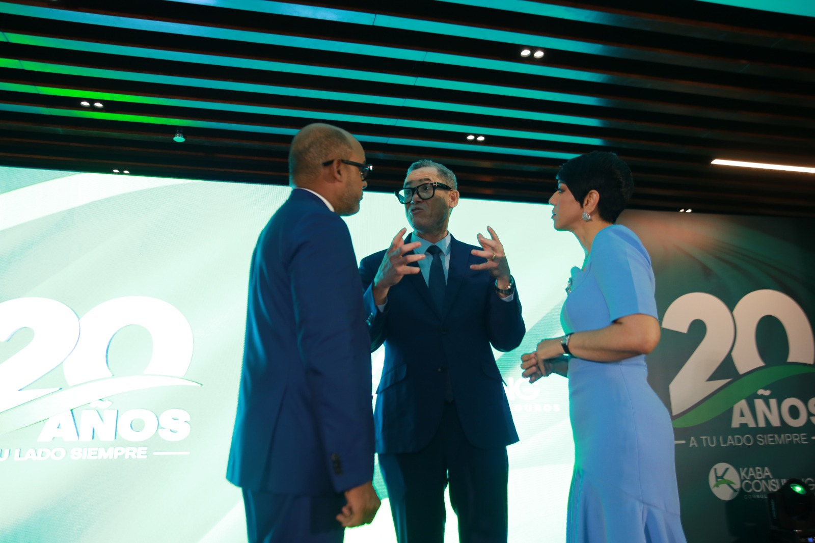 Tres ejecutivos conversan en evento de KABA Consulting sobre bienestar emocional y productividad laboral en República Dominicana