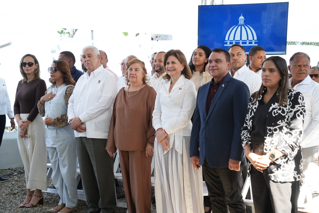 Raquel Peña y autoridades durante la entrega de un renovado centro de salud en La Vega