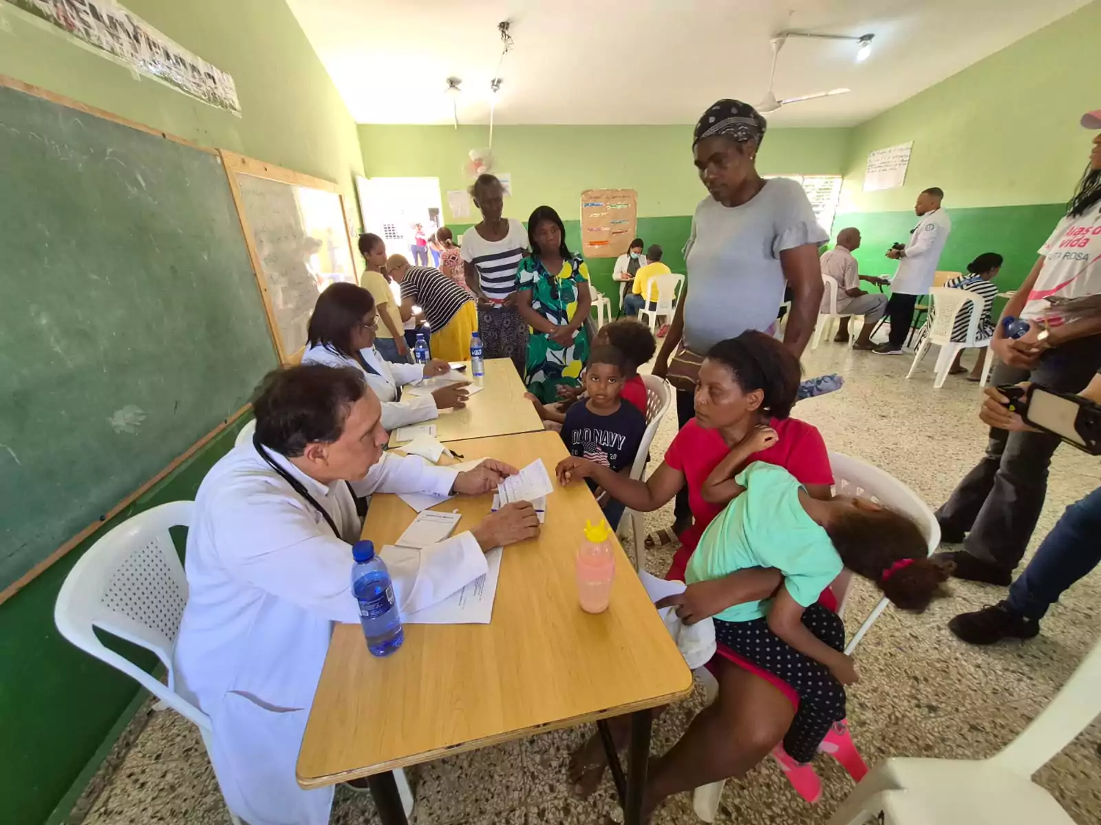 Médicos atienden a familias durante operativo médico gratuito realizado en San Isidro por la Fuerza Aérea y la Fundación Cruz Jiminián