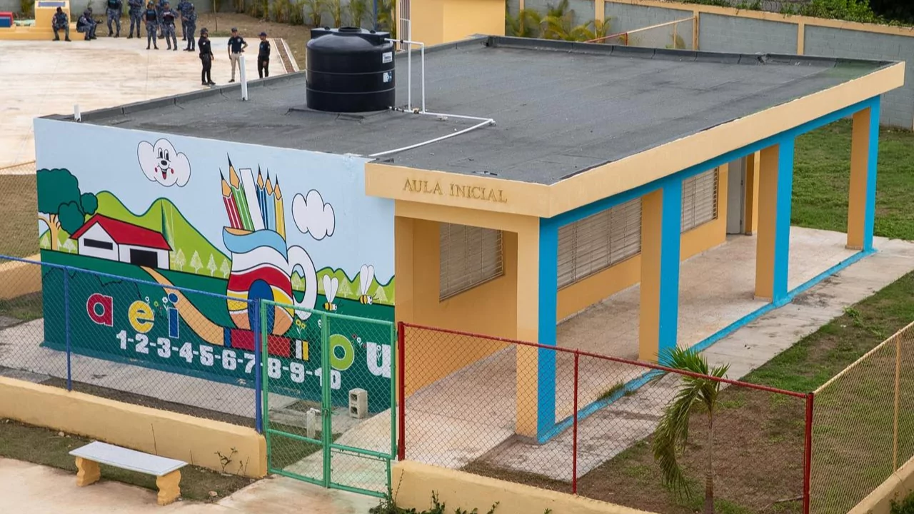 Aula inicial de escuela inaugurada en San Pedro de Macorís, parte de las obras educativas anunciadas por Abinader