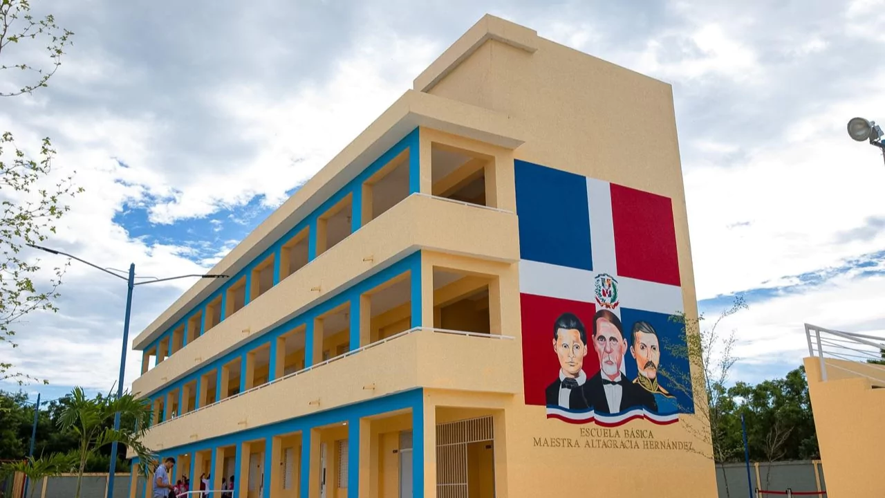 Inauguran escuela básica en San Pedro de Macorís durante jornada liderada por Abinader para beneficiar a 770 alumnos
