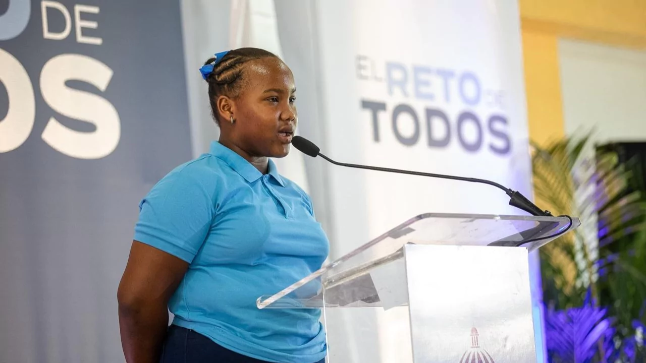 Estudiante habla en el podio durante inauguración de escuelas que dirige Abinader en San Pedro de Macorís