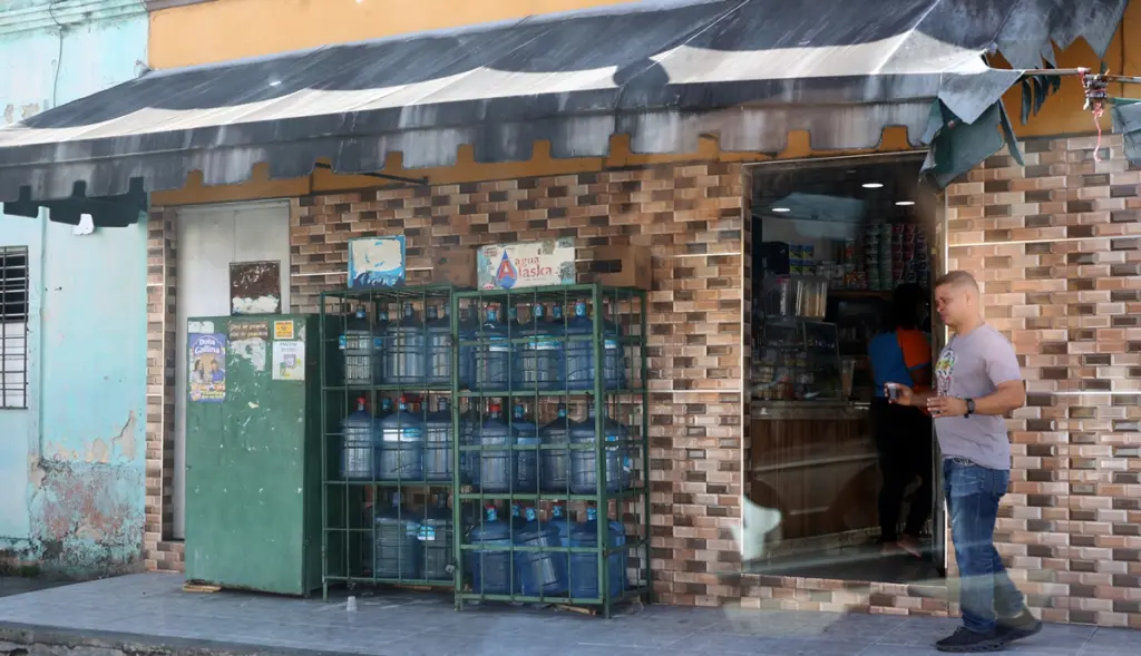 En el recorrido realizado por reporteros de El Día se observó que algunos negocios que no han puesto protección a las botellas de agua están ubicados donde el sol no les da. José de León.