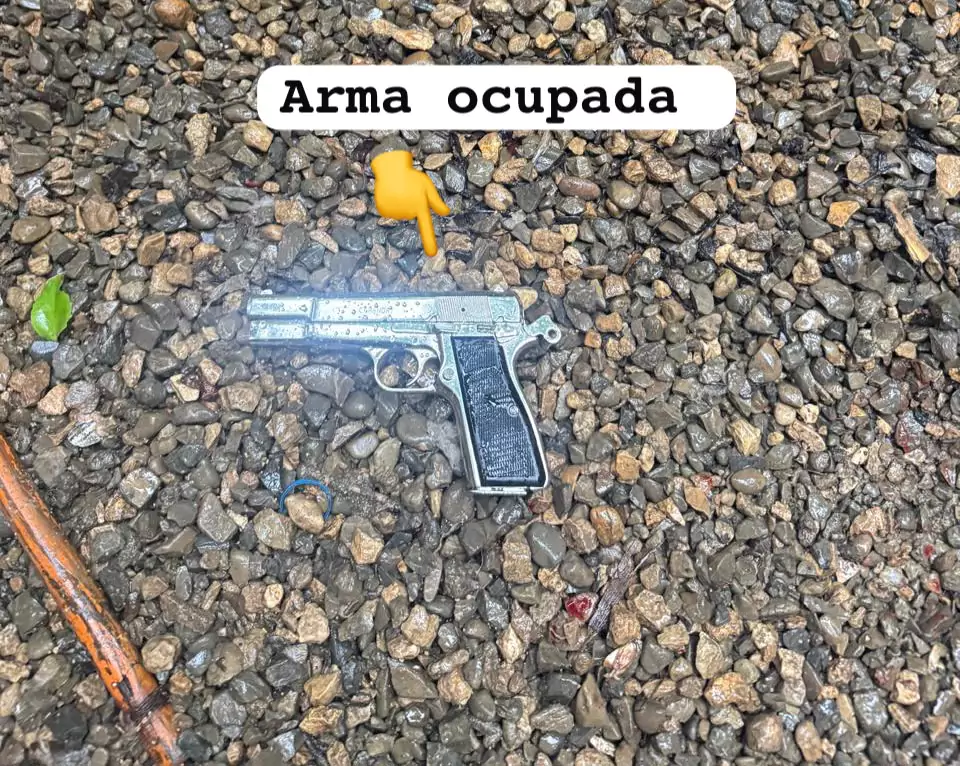 Pistola sobre grava identificada como arma utilizada en caso de presunto enfrentamiento con la DICRIM en Santiago