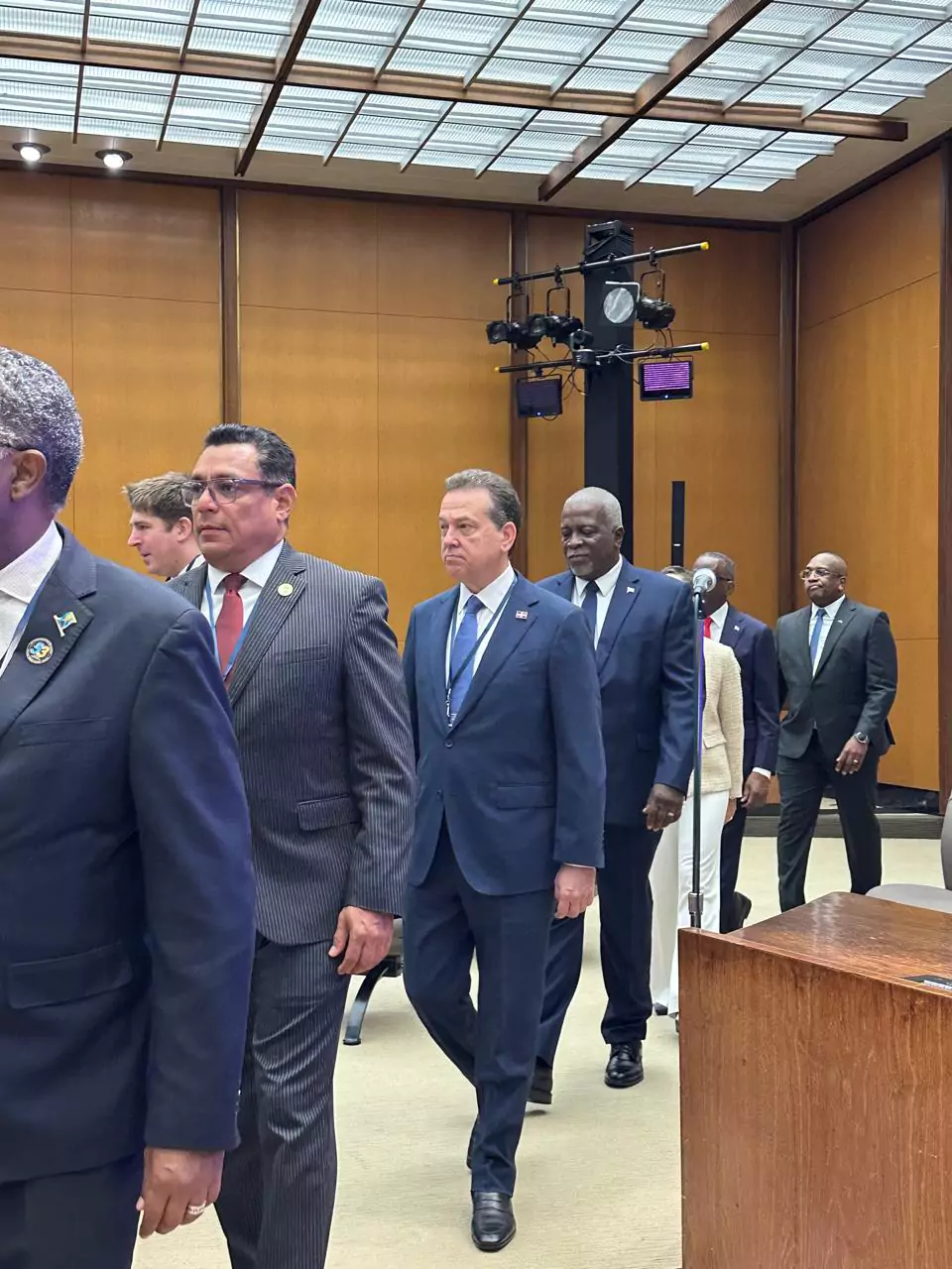 Víctor Bisonó con delegados durante el Diálogo Estados Unidos-Caribe en Washington.