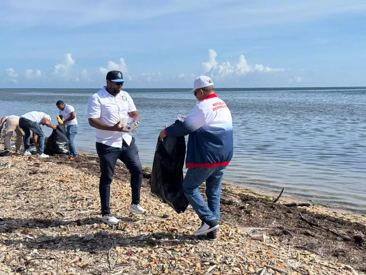 Voluntarios recogen residuos en Playa La Granja durante un día de limpieza del CCDF en República Dominicana