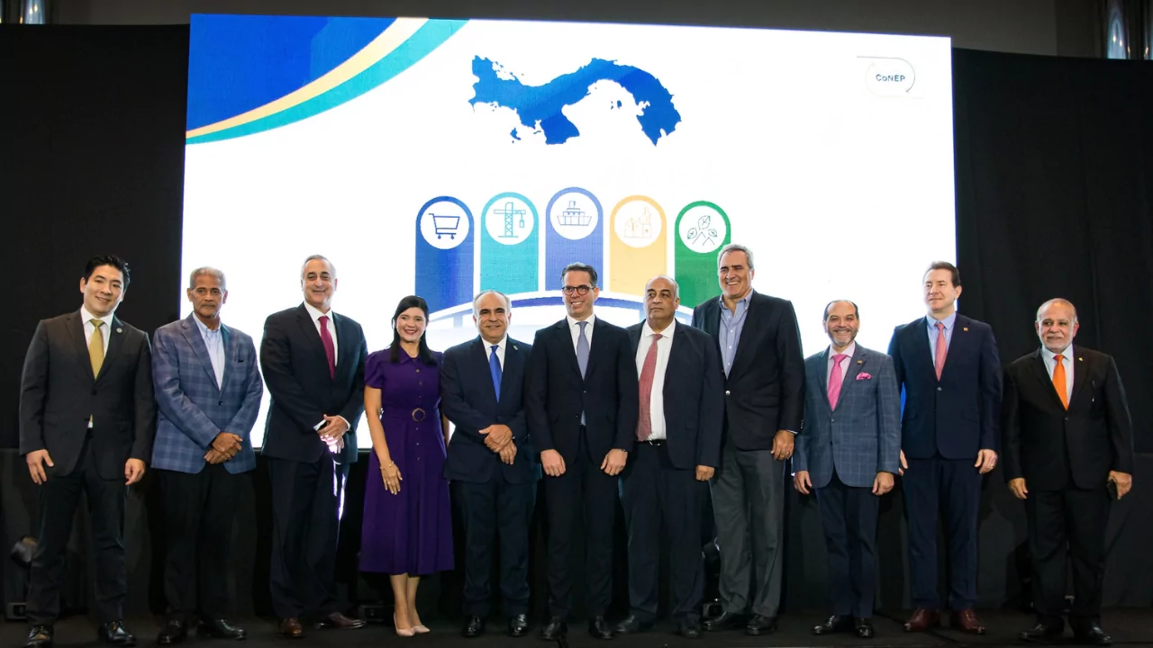 Directivos y representantes posan en presentación del CONEP en Panamá sobre la transformación económica dominicana
