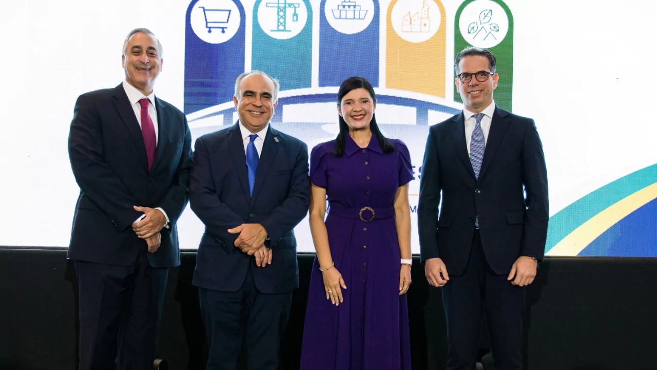Celso Juan Marranzini con otros participantes en Panamá durante una presentación sobre la transformación económica dominicana