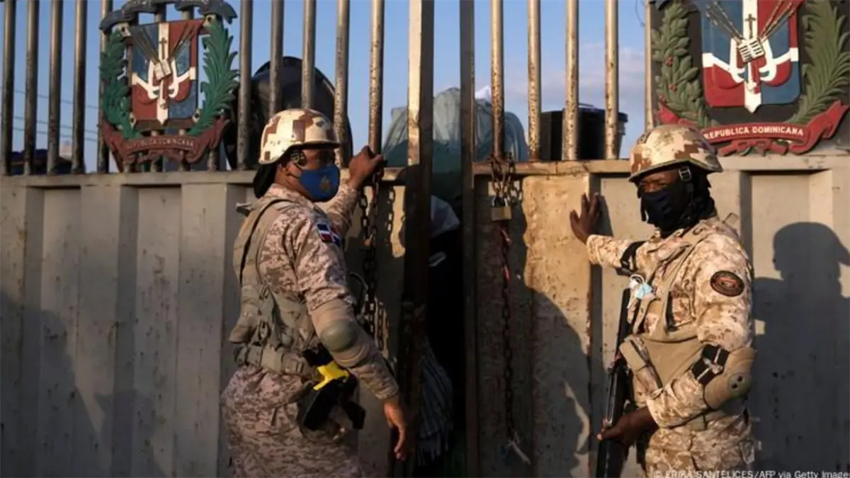 Imagen de dos militares en la frontera entre República Dominicana y Haití, en Dajabón.