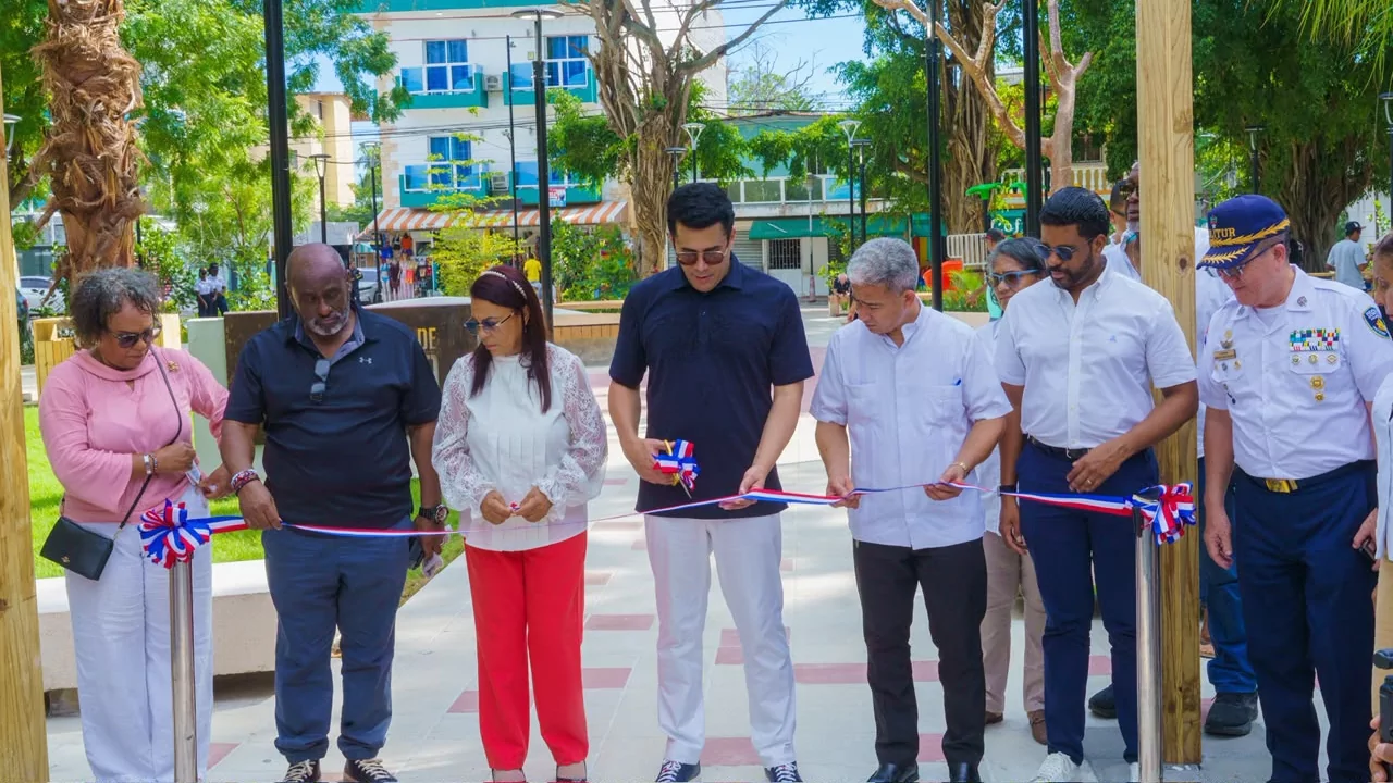 David Collado entrega 3 parques y una iglesia renovada en Boca Chica