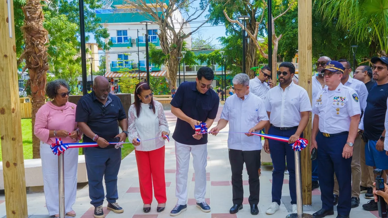 David Collado entrega 3 parques y una iglesia renovada en Boca Chica