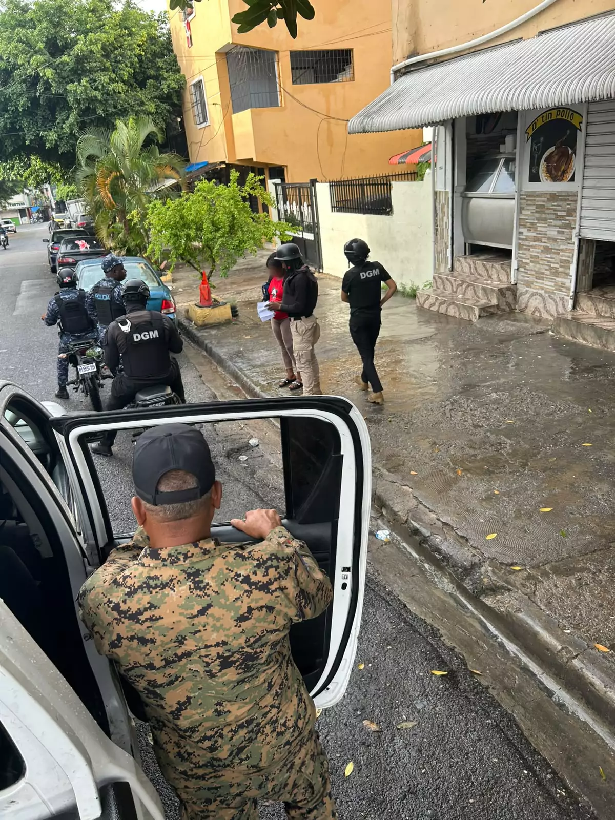 Agentes de la DGM y militares realizan operativo migratorio en una calle de República Dominicana