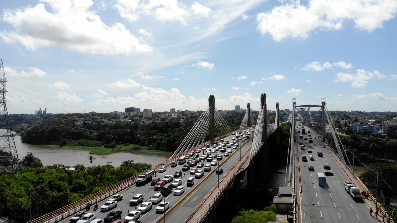 Tráfico en puentes de Santo Domingo, en el marco de las obras viales anunciadas para mejorar la movilidad