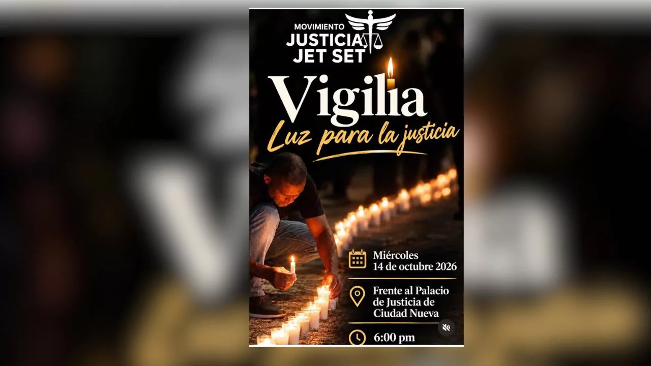 Cartel de vigilia por las víctimas de la Jet Set con velas encendidas frente al Palacio de Justicia de Santo Domingo