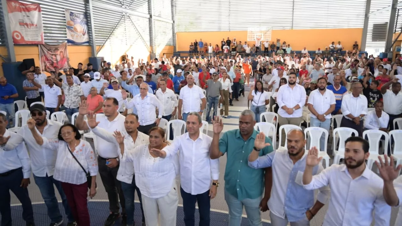 Dirigentes y simpatizantes levantan la mano en juramentación del equipo político de David Collado en Santiago rumbo al 2028