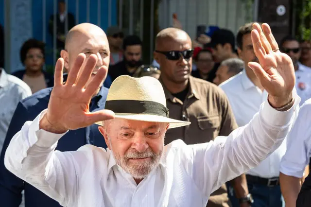 Lula saluda con las manos tras votar en primera vuelta el 4 de octubre de 2026 en São Paulo (Brasil).