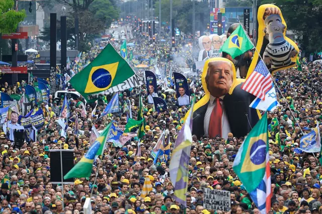 Una imagen de Donald Trump junto a las banderas de Estados Unidos, Israel y Brasil en un acto de partidarios del candidato Flávio Bolsonaro para las elecciones brasileñas de 2026