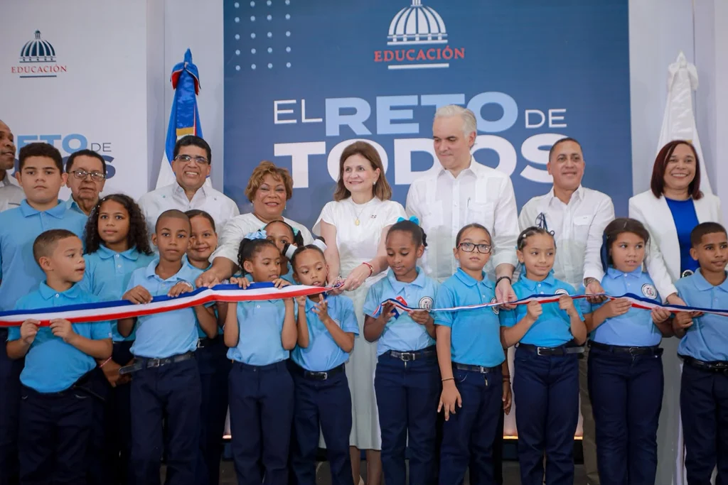 Entregan 836 departamentos e inauguran escuela para 945 alumnos en Santo Domingo Este