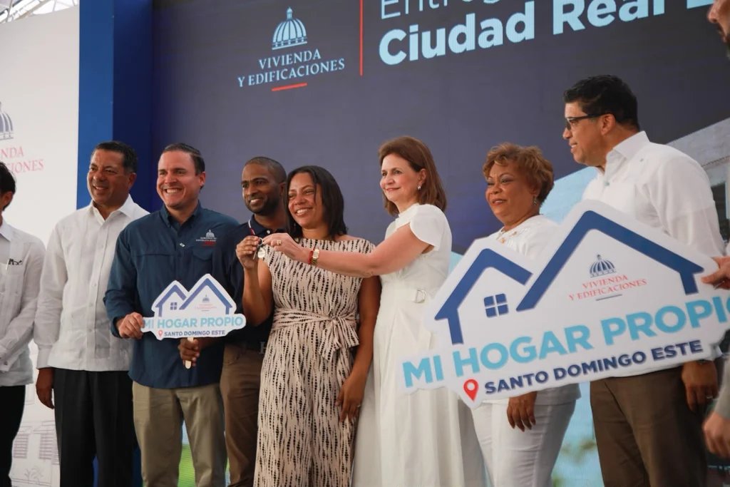 Entregan 836 departamentos e inauguran escuela para 945 alumnos en Santo Domingo Este