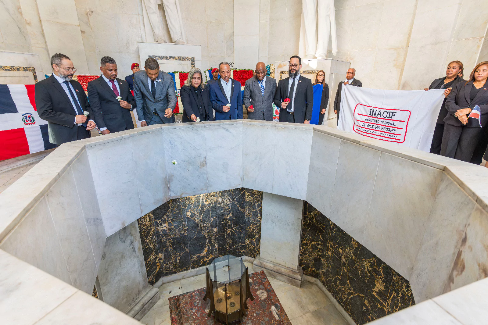 Autoridades del Inacif realizan ofrenda floral en monumento patriótico durante acto institucional en República Dominicana