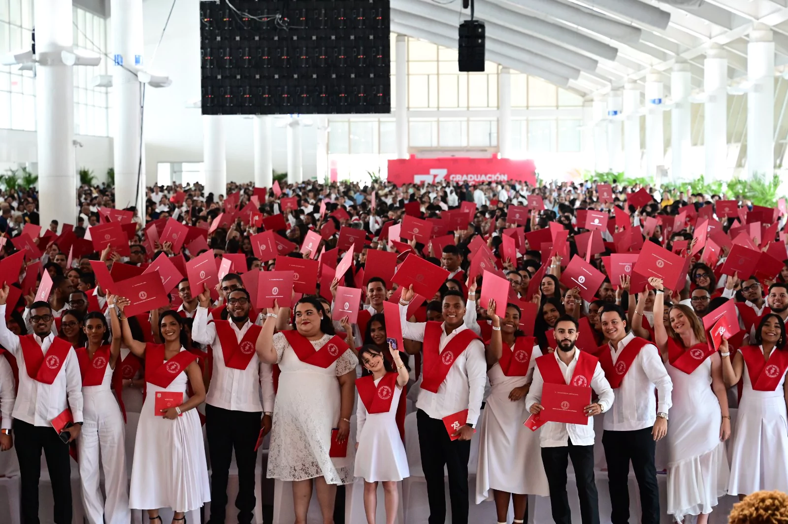 INTEC gradúa a 945 profesionales; 194 obtienen honores académicos